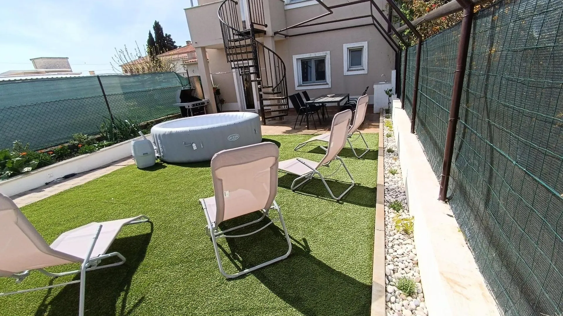 Apartman L&V Sa Dvoristem I Hidromasaznim Bazenom contacts